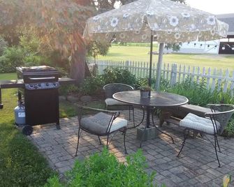 Bloomin Pickets Farmhouse Stay Or Ladies Craft Retreat! - Monroe - Patio