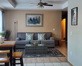 Providence Home — Spacious 3-Bedroom House - Springfield - Living room