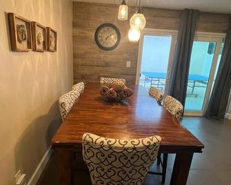 Gorgeous Remodeled 3 Beds, 2 Baths in Prime location. - Los Angeles - Restaurant