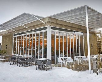 Jeju Nueve Poolvilla & Resort - Kota Jeju - Serambi