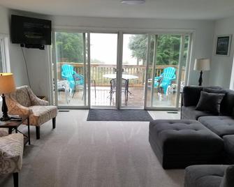 Montague!! Flower Creek Guest House 1 MI To Lake Michigan! & Flower Creek Dunes - Montague - Sala de estar