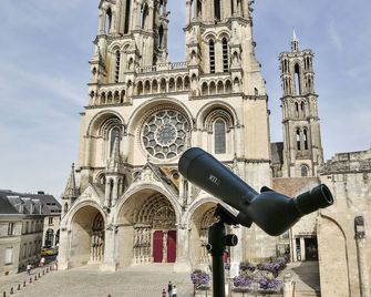 Logis du Parvis Face Cathédrale/in front of the Cathedral - Laon