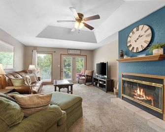 4BR w/ Deck, No Step Entry, Pool - Reeds Spring - Living room