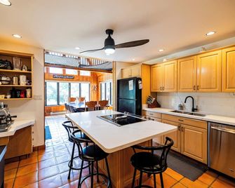 Waterfront Oasis | Walk to Beach, Free Kayaks & Private Boat Slip! - Long Point - Kitchen