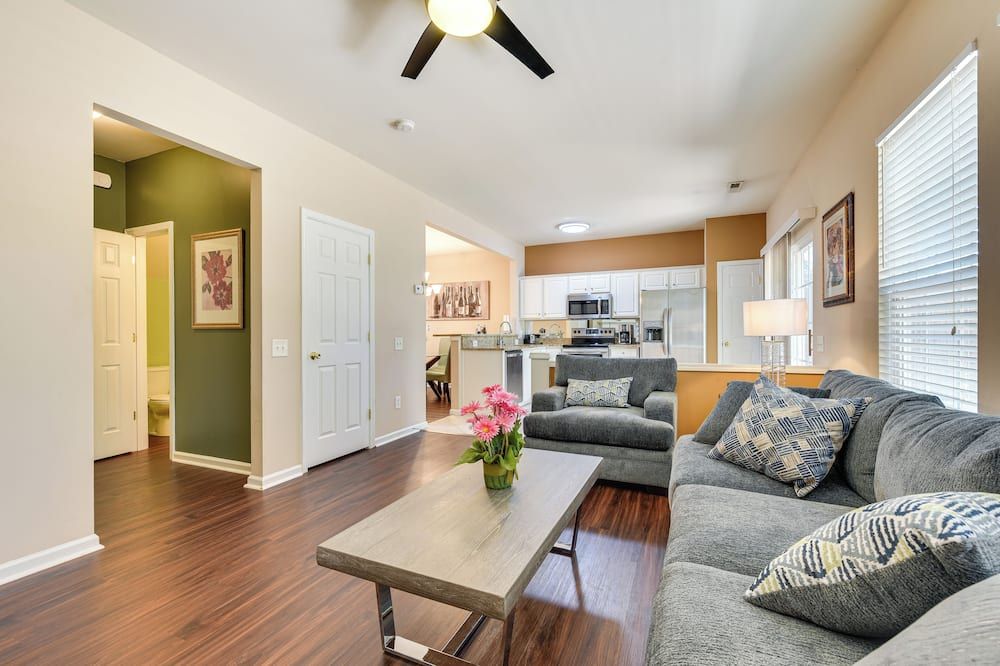 Charlotte Townhome w/ Deck: 18 Mi to Downtown! - שרלוט - סלון