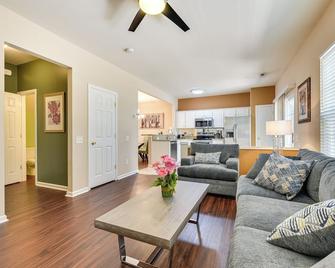 Charlotte Townhome w/ Deck: 18 Mi to Downtown! - Charlotte - Olohuone
