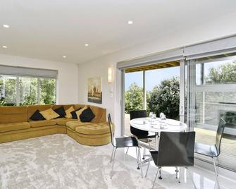 Views from Cannon Hill - Privacy plus in this renovated modern townhouse. - Christchurch