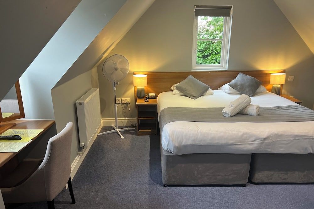 Corner House Hotel Gatwick with bookable Holiday parking - הורלי - חדר שינה