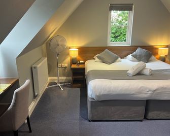 Corner House Hotel Gatwick with bookable Holiday parking - הורלי - חדר שינה