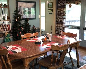 Secluded Quiet 2br 1bath Cabin In The Woods. Between Bloomfield & Ottumwa - Bloomfield - Comedor