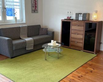 Ferienwohnung 62qm mit Terrasse und Wlan - Pressath - Sala de estar