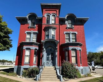 Studio Apt #9 in a Historical Downtown Home - Bay City - Building