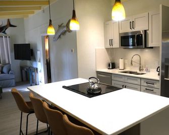 Tropical Beach Cottage-Steps to the Beach-Short Walk to Siesta Key Village - Siesta Key - Cocina