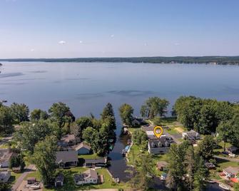 New and Modern Cottage with Lake Views - Chautauqua - Building