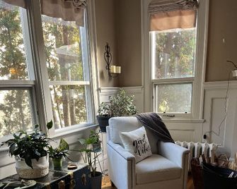 Stirling House Bed & Breakfast - Kelowna - Living room