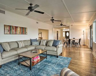 Fire Pit, Pickleball, Pool! Schulenburg Farmhouse - Schulenburg - Sala de estar
