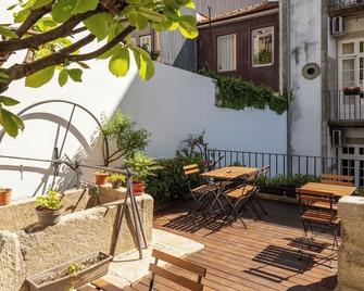 Porto Lounge Hostel & Guesthouse - Oporto - Patio