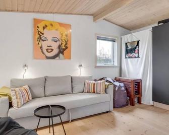 Holiday Home Bassi - 650m from the sea in Sealand by Interhome - Højby - Sala de estar