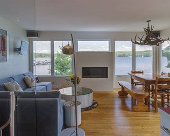 Chalet directly on the shores of magnificent Lake Lovering - Magog - Salon