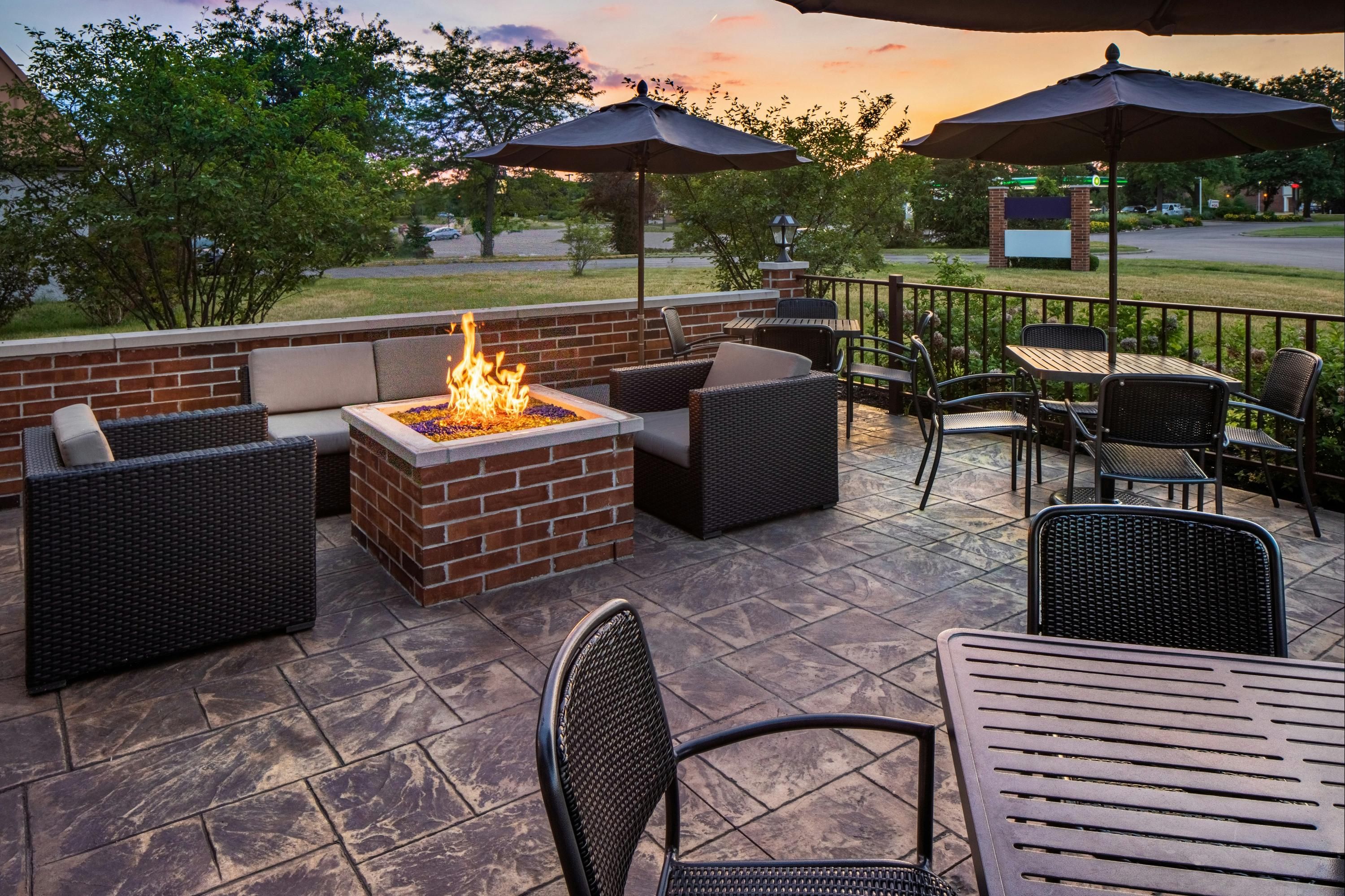 DoubleTree by Hilton Ann Arbor North - Ann Arbor - Patio