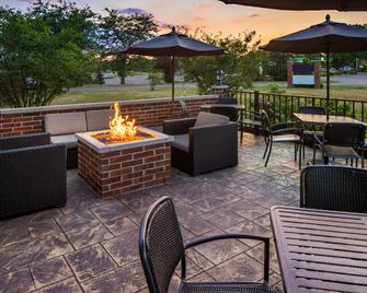 DoubleTree by Hilton Ann Arbor North - Ann Arbor - Patio