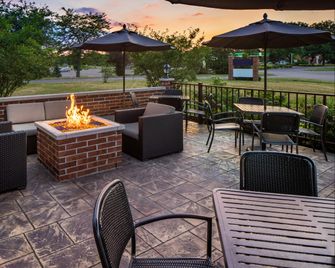 DoubleTree by Hilton Ann Arbor North - Ann Arbor - Patio