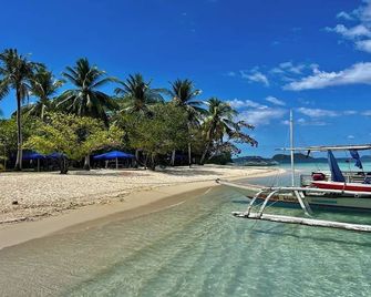 Sea Urchin Hotel near Hundred Islands - Alaminos - Beach