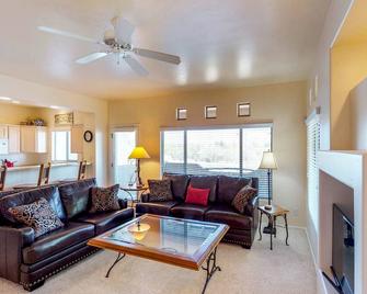 Spacious, dog-friendly condo with pool & hot tub - Catalina - Living room