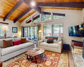 Rustic, comfy, dog-friendly cabin in the pines - walk to homeowners lake & beach - Homewood