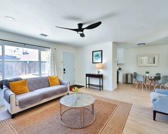 Cozy 2br/1ba Near Lake Natoma - Orangevale - Living room