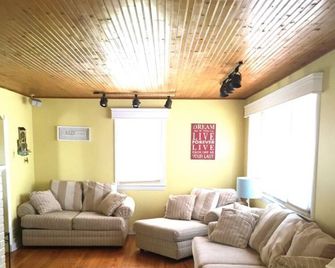 2 BR House Beach Haven Centrally located - Beach Haven - Huiskamer