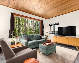 Coast Cabins - Manzanita - Living room