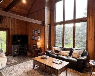 Cozy Creek side 3 bedroom Cabin- kid & pet friendly - La Veta - Living room