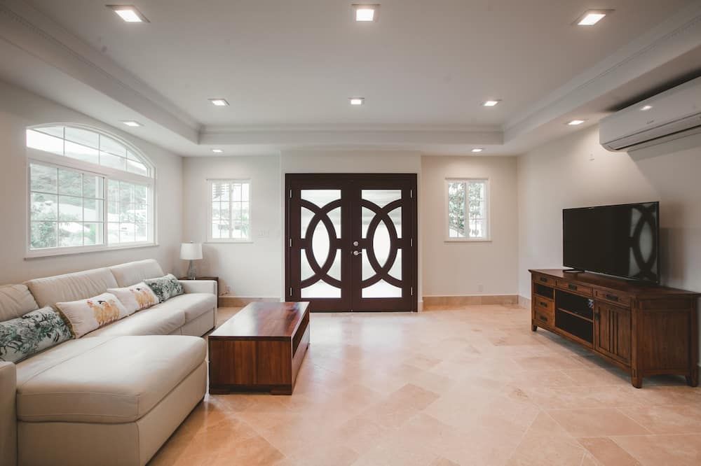 Beautiful 2 Bedroom / 2 Bath / Sleeps 6 - Honolulu - Living room