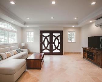 Beautiful 2 Bedroom / 2 Bath / Sleeps 6 - Honolulu - Living room