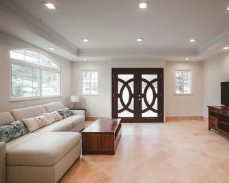Beautiful 2 Bedroom / 2 Bath / Sleeps 6 - Honolulu - Living room