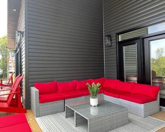 Spacious modern cottage with incredible views in the Bruce Peninsula - Wiarton - Patio