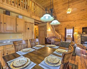 Warm & Woodsy Rothbury Escape w/ Loft & Porch - Rothbury - Dining room