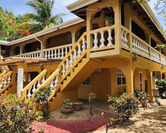Luxury Bed And Breakfast With Pool - Hopkins - Edificio