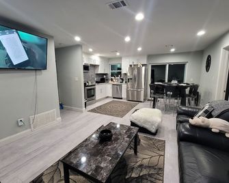 Nice house between two beaches. - Pensacola Beach - Obývací pokoj