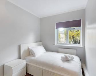 Spacious 2 Bed Apartment with Free Parking in Ealing - Hillingdon - Bedroom