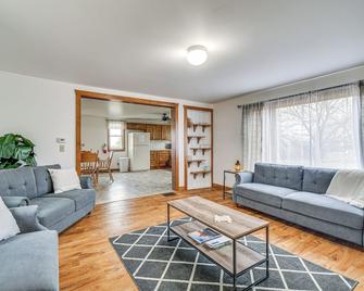 Cozy New York Farmhouse w/ Porch, Grill & Fire Pit - Geneva - Sala de estar