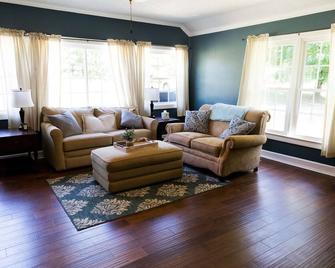Quiet home on the Swamp Rabbit Trail, between Furman and downtown Travelers Rest - Travelers Rest