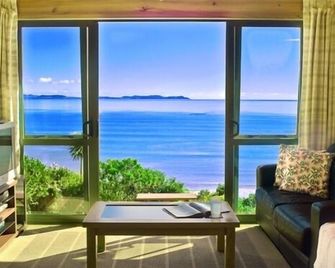 Coopers Beach Retreat- the black bach, beachfront and pet friendly - Mangonui - Wohnzimmer