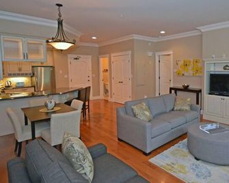 Crown Mansion Boutique Hotel & Villas - Qualicum Beach - Wohnzimmer