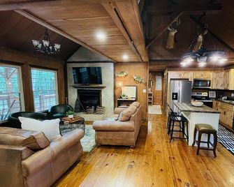 Lake Cumberland Hideaway Cabin-2 miles above Jtown Marina-Boat Parking+Fire Pit! - Jamestown - Living room