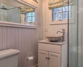 Cozy Litchfield House w/ Fenced-In Yard & Fire Pit - Litchfield - Bathroom