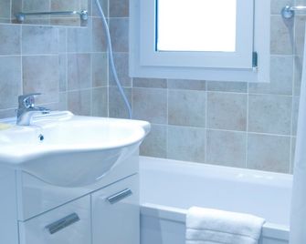 Residence Courcelle - Levallois-Perret - Bathroom