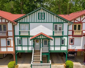 \'Taste Of Wine\' On The Chattahoochee River - with Hot Tub - Downtown Helen. - Helen - Edificio