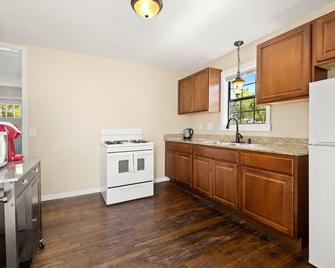 Steps To Downtown Bentonville IV - Bentonville - Kitchen